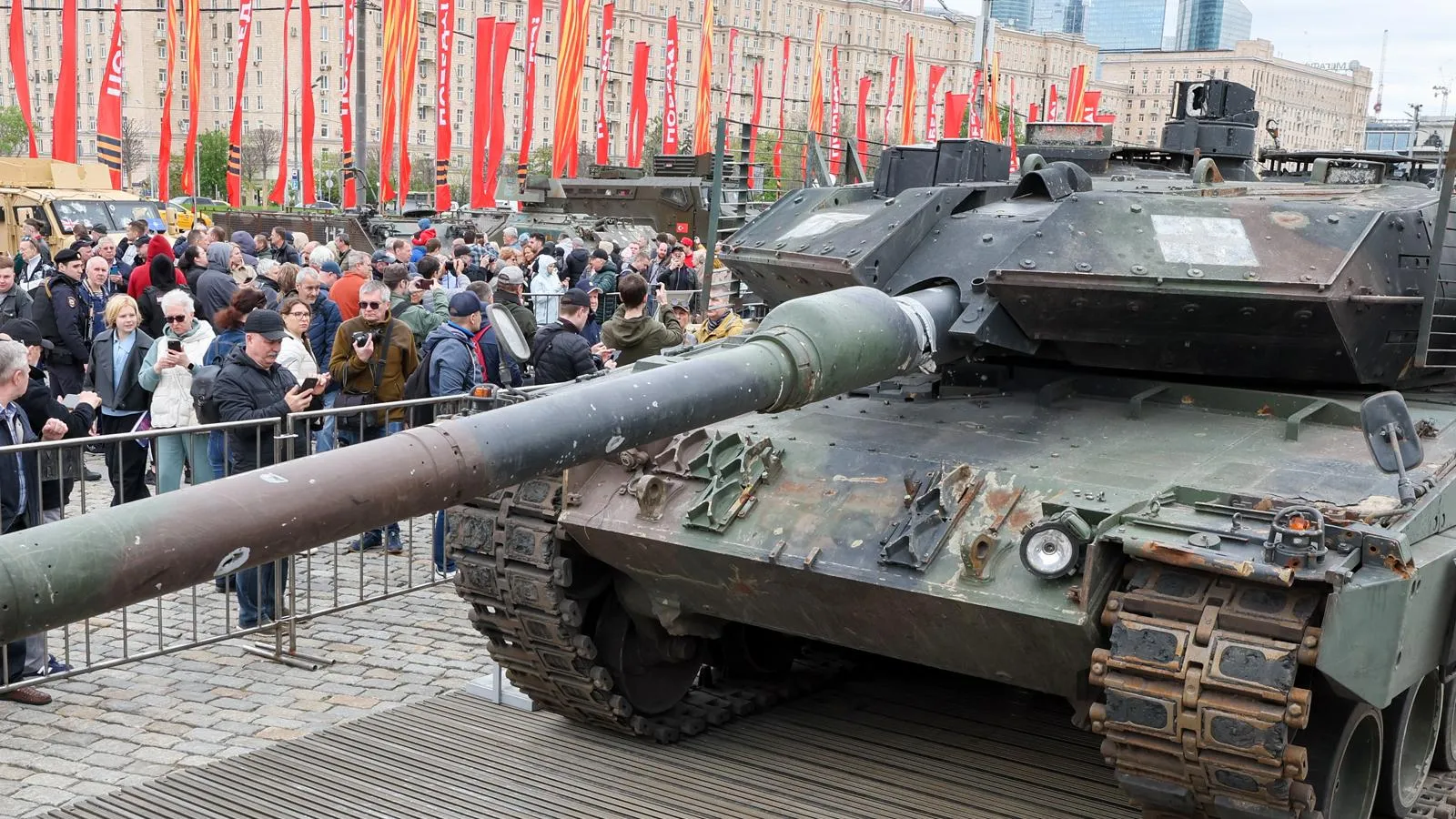Москвичи рассматривают подбитый танк Leopard 2A6. Belkin Alexey