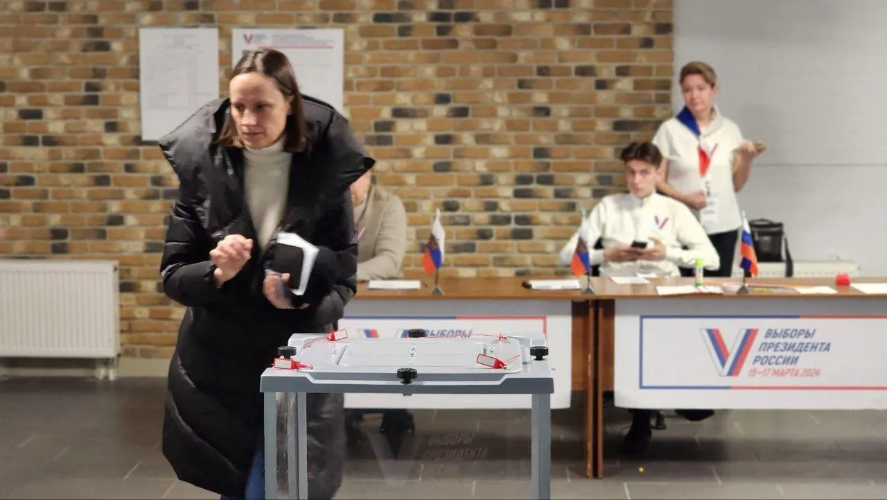 фото: Дмитрий Павлов<br>Пассажиры и сотрудники аэропорта голосуют за будущего президента РФ