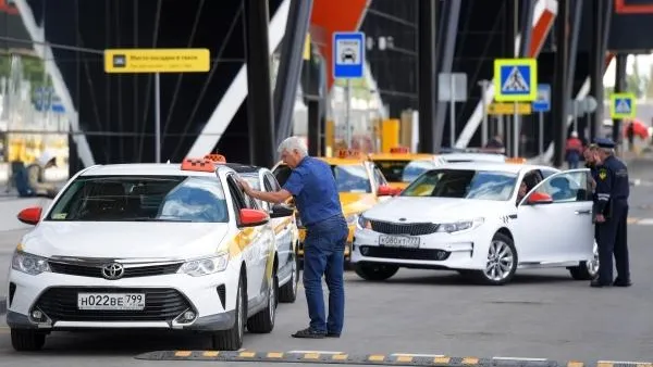 Три сотни таксистов и «зазывал» наказали в аэропортах Подмосковья за 2 недели