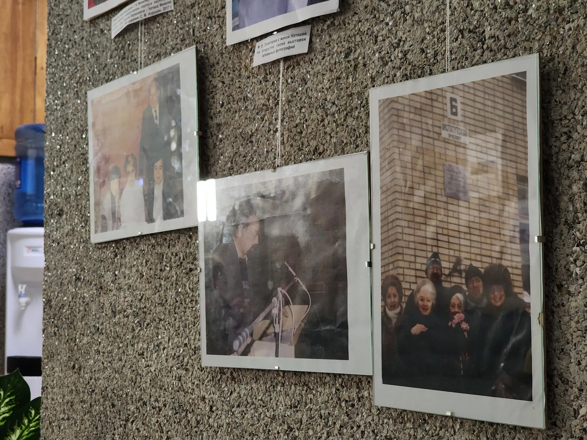 Выставка картин в холле большой гостиной Дома ученых. Фото: Иван Петрушин