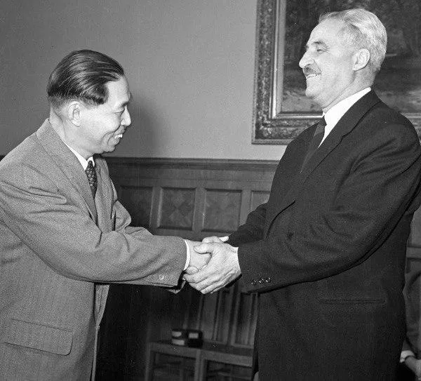 Китайский писатель Мао Дунь (слева) и писатель Константин Симонов (справа)