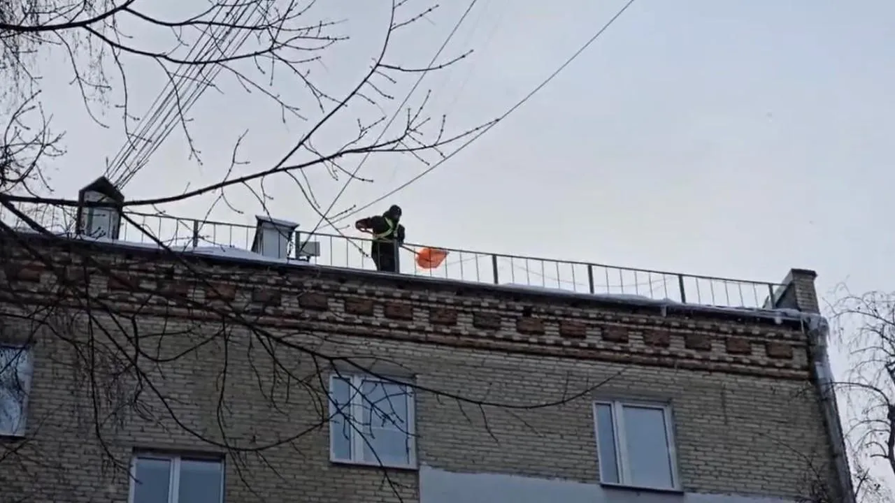 Сотню кровель очистили от снега с начала зимы в Подмосковье