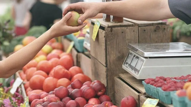 Продавщица рынка в Балашихе выманила деньги у пенсионерки, обвинив ее в мошенничестве