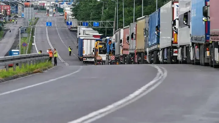 Перевозчики Польши на границе полностью перекрыли поставку военных грузов Украине
