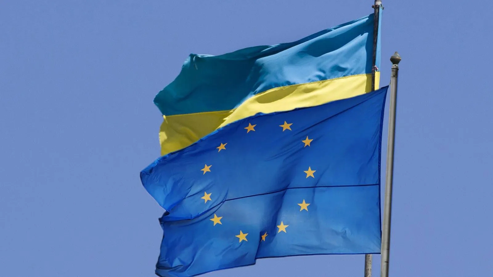Треть украинцев готовы отказаться от вступления в НАТО и ЕС