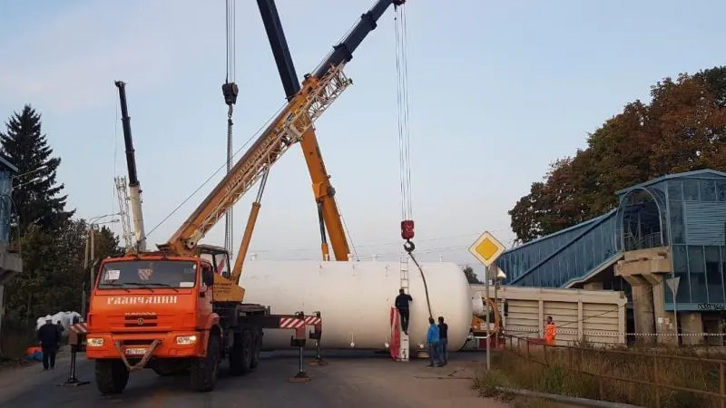 Бензовоз снес пешеходный мост на трассе под Наро-Фоминском