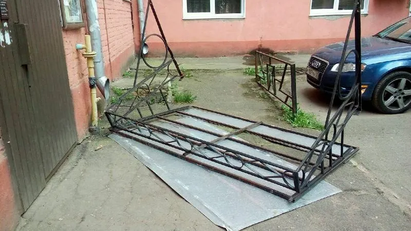 В Клину обвалившийся навес чуть не убил трех человек