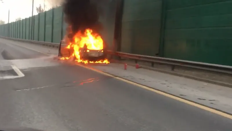 Автомобиль сгорел на трассе М-4 в Подмосковье