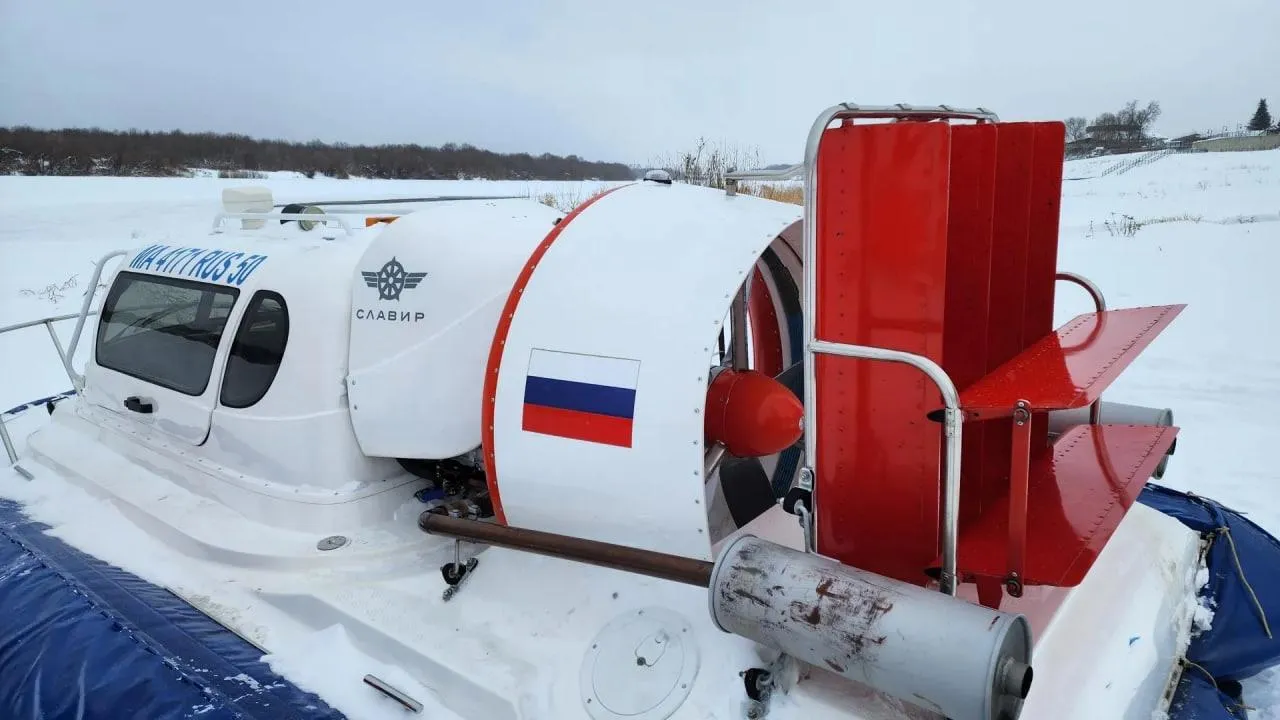 В Кашире спасатели патрулируют Оку на воздушной подушке
