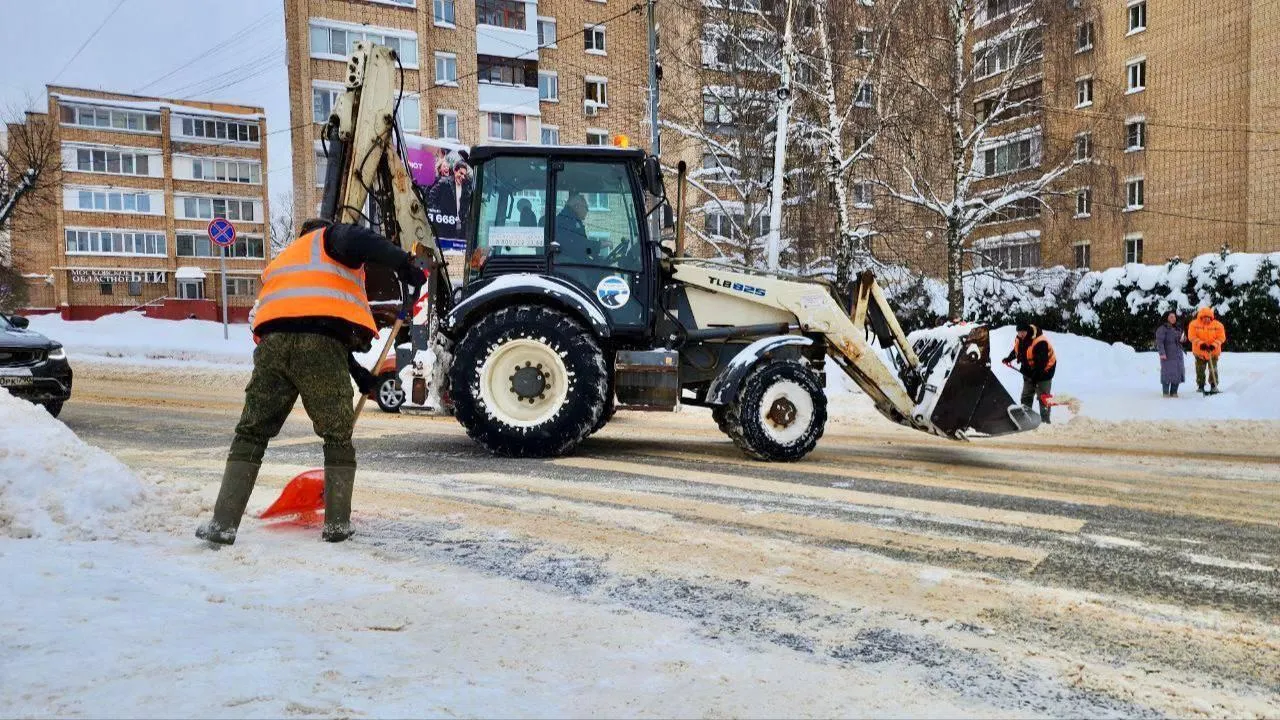 В Подмосковье для уборки снега с региональных дорог задействовали около 550 единиц спецтехники
