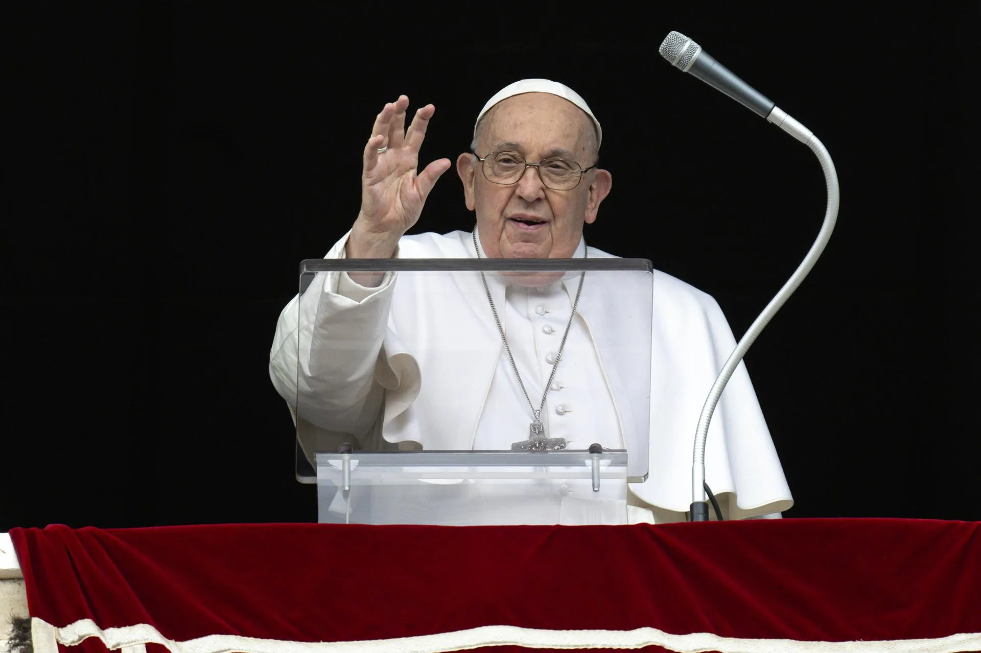 Папа Римский Франциск благословляет верующих во время молитвы Angelus на площади Святого Петра в Ватикане, март 2024 года. Фото: VATICAN MEDIA / Keystone Press Agency