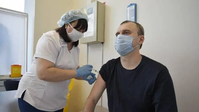 Врачи объяснили, можно ли аллергикам прививаться от коронавируса