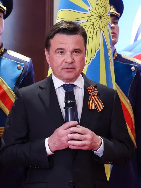 Андрей Воробьев передал «Золотую Звезду» Героя России родным летчика Николая Терехина