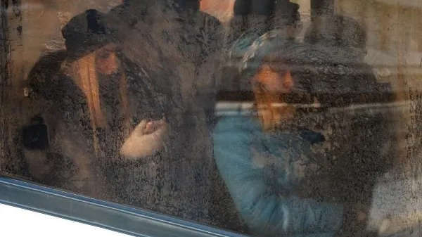 В Гонконге девушку подстригли во время поездки в автобусе