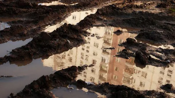 В Новгородской области прокуратура заинтересовалась купанием маленького ребенка в луже