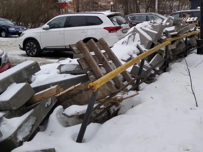 «Как после бомбежки»: в Протвине подрядчик разрушил тротуар и сбежал