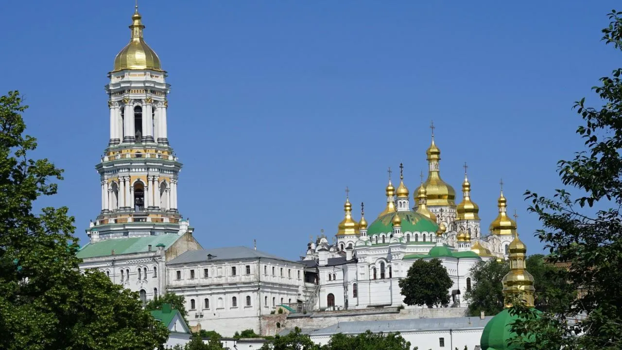 Полиция начала штурм Киево-Печерской лавры