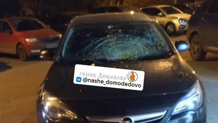 Жильцы выбросили арбуз из окна многоэтажки и разбили стекло автомобиля в Домодедово