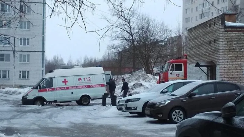 Три такси и машину «скорой» доставали из ямы в Сергиевом Посаде 