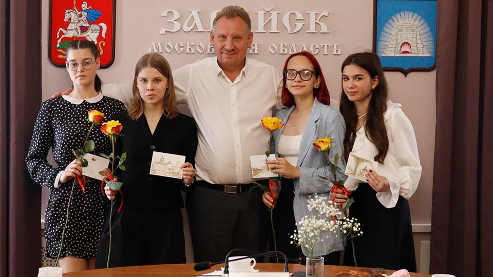 Виктория Степанова, Софья Новикова, глава м.о. Зарайск Виктор Петрущенко, Дарья Захарова и Карина Истомина (слева направо). Фото: Татьяна Кострикина