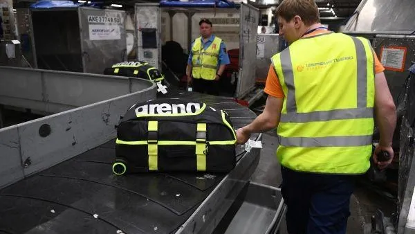 Пьяный пассажир прокатился на багажной ленте в аэропорту Шереметьево