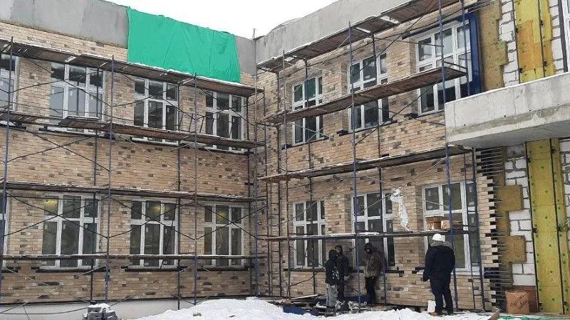 Возведение новой пристройки к школе №6 продолжается на улице Серова в Раменском