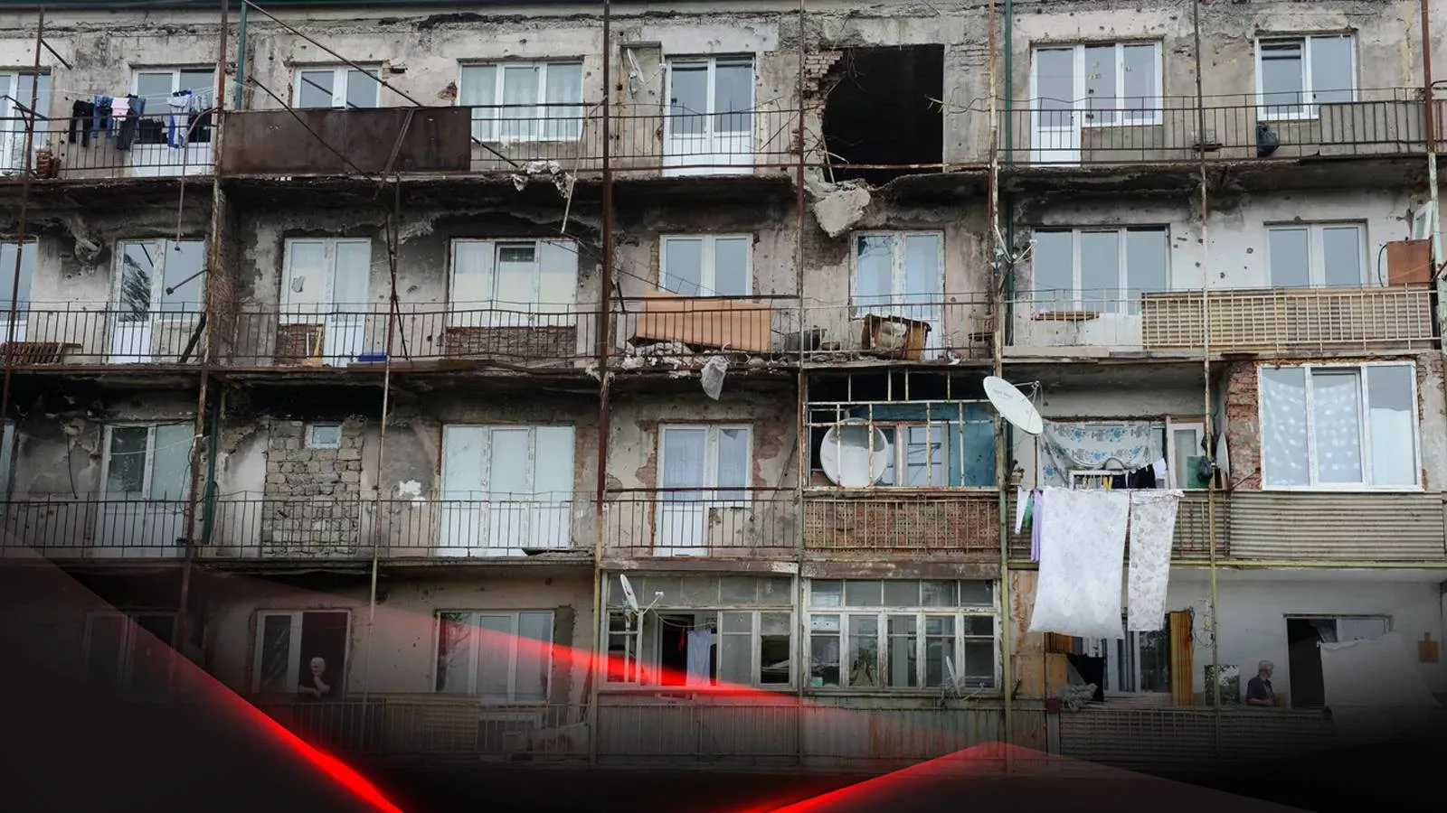 Разбитые окна жилого дома в Цхинвале в 2008 году