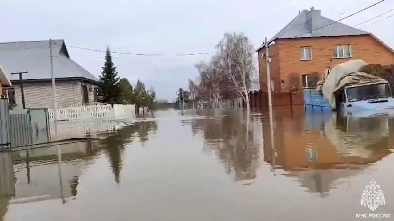 МЧС: в Орске произошел очередной порыв насыпной дамбы