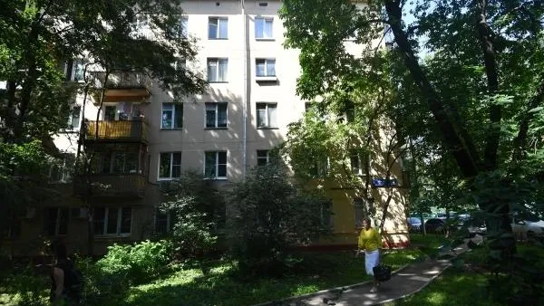 В Башкирии девушка, спасаясь от мужа, залезла на карниз пятиэтажки