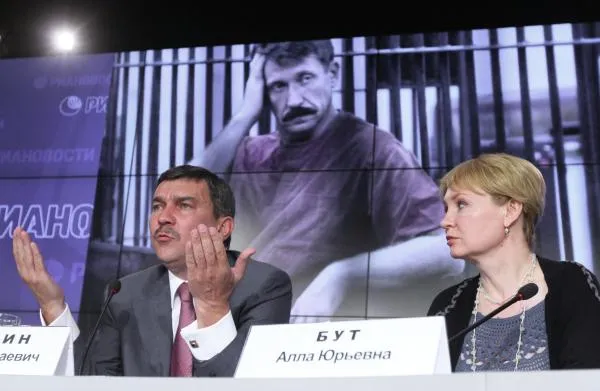 Адвокат Виктор Буробин и супруга Виктора Бута Алла отвечают на вопросы журналистов на пресс-конференции, 2012 год