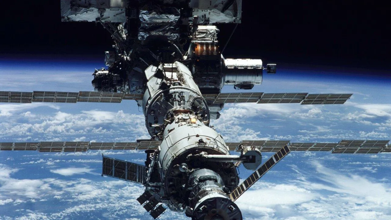 NASA отложило расстыковку от МКС корабля Crew Dragon с российским космонавтом на борту