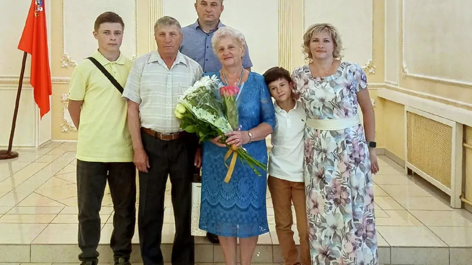 Владимир и Татьяна Синюковы в окружении детей и внуков принимают поздравления. Фото: Отдел ЗАГС по г.о. Ступино
