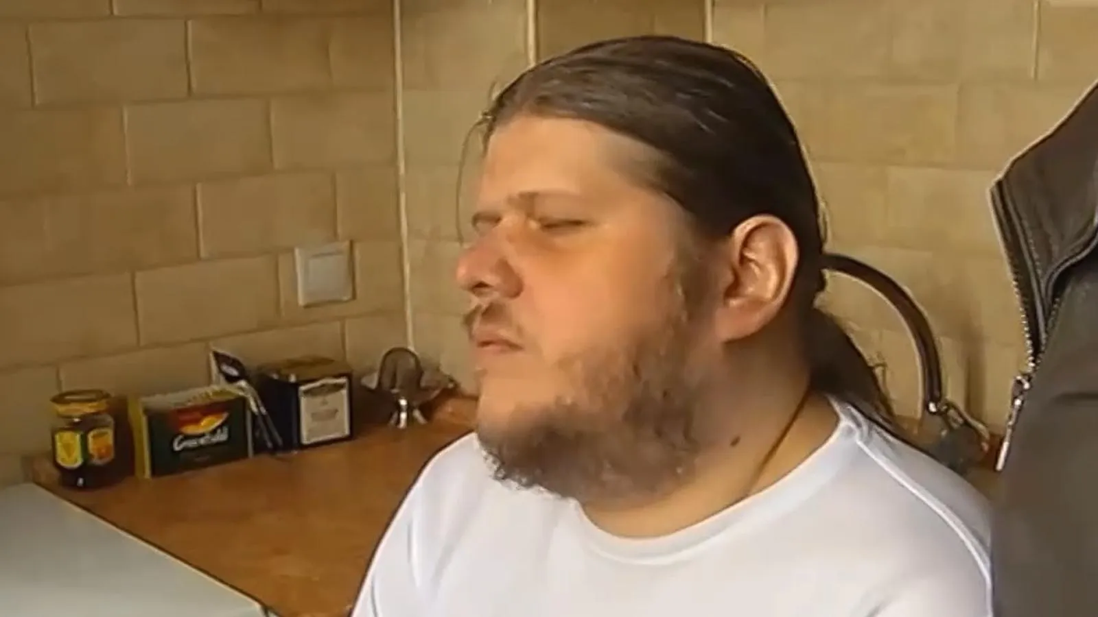 Андрей Попов у себя на кухне. Кадр из видео