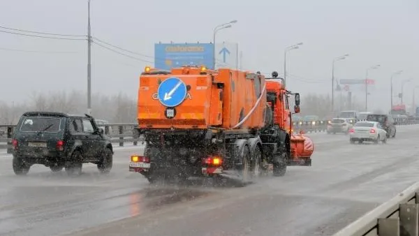 Более 500 машин с реагентами спасают дороги Подмосковья от непогоды