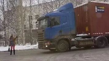 Эпатажная дама устроила пробку, дефилируя по проезжей части в Кирове