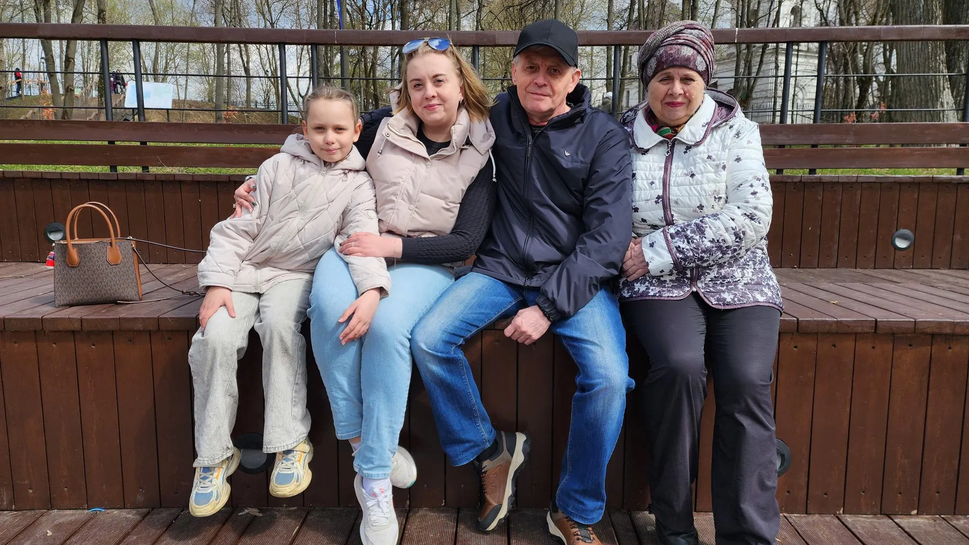 Ирина Рылова с дочкой, отцом Алексеем Иконниковым и бабушкой Надеждой Логачевой (Петрокиной)