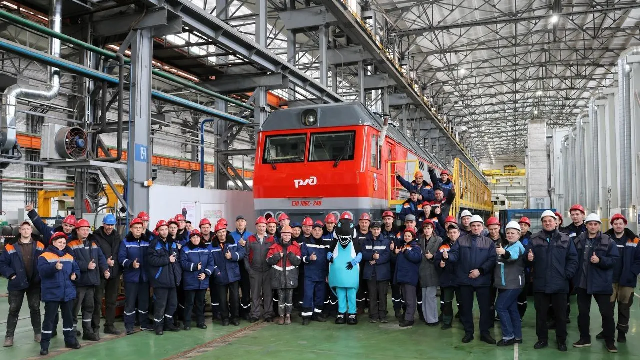 На Коломенском заводе обновляют локомотивы для двухэтажных поездов
