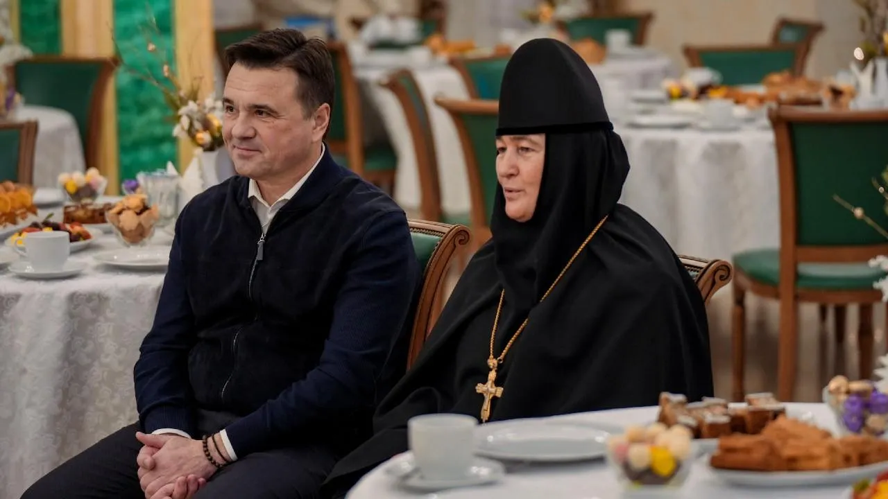 Андрей Воробьев поблагодарил матушку Феофанию за заботу о детях в Покровском ставропигиальном монастыре