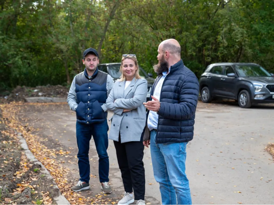 Павел Никишкин осматривает территорию.&nbsp;Фото: пресс-служба администрации г. о. Фрязино