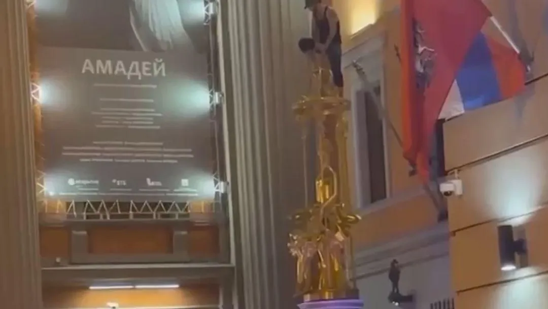 Герострат бы позавидовал: На Арбате мужчина залез на скульптуру «Принцесса Турандот» и сломал ее