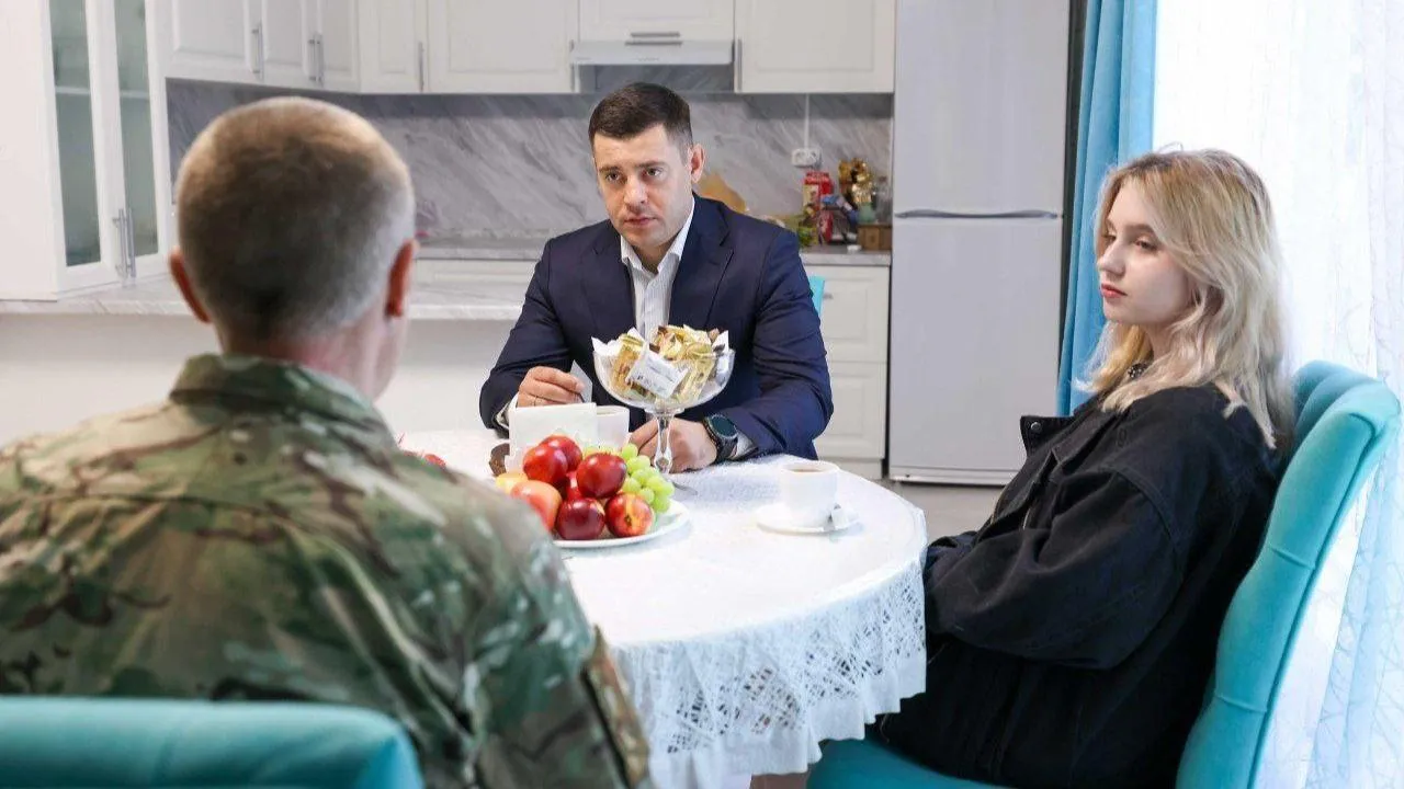 Глава Подольска встретился с участником спецоперации и подарил его дочери гитару