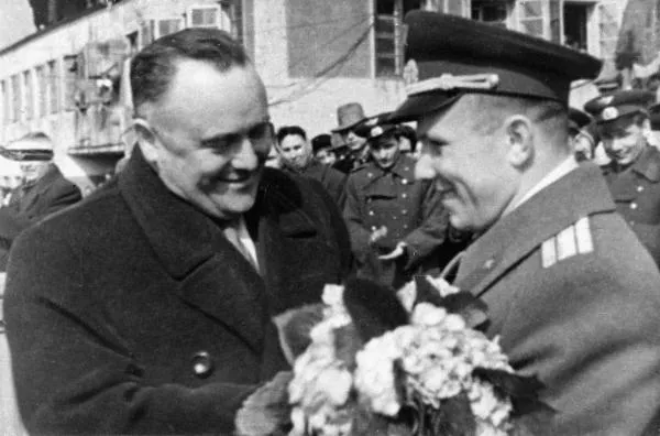 Советский ученый, академик, конструктор ракетно-космических систем Сергей Павлович Королев (слева) поздравляет первого космонавта Земли Юрия Гагарина с успешным завершением первого полета в космос