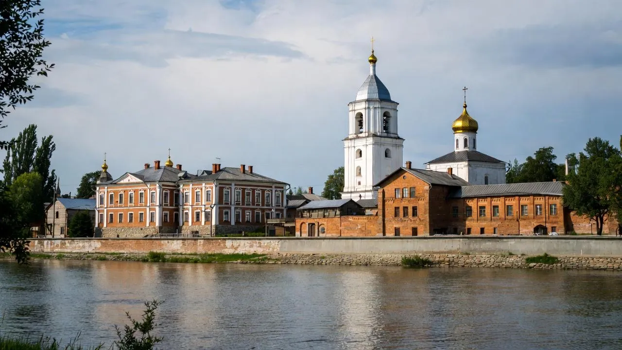 Туристка раскритиковала город Золотого кольца России за плохую уборку снега и дорогие парковки