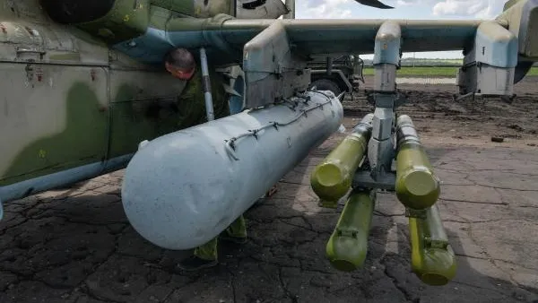 Навесное оборудование ударного вертолета Ка-52 ВКС России: дополнительный бак (слева) и противотанковый ракетный комплекс «Вихрь». Вертолет стоит на аэродроме базирования в зоне СВО