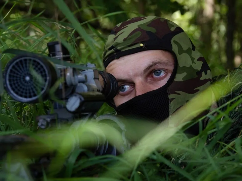 «Пробило и бронежилет, и каску»: командир на передовой едва выжил при атаке на огневые точки ВСУ