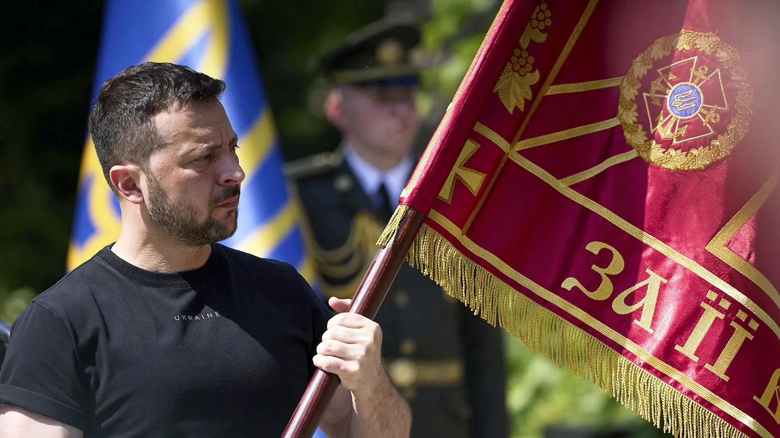 Президент Украины Владимир Зеленский со знаменем морской пехоты Украины, Киев, 23 мая 2024 года. Pool /Ukrainian Presidential