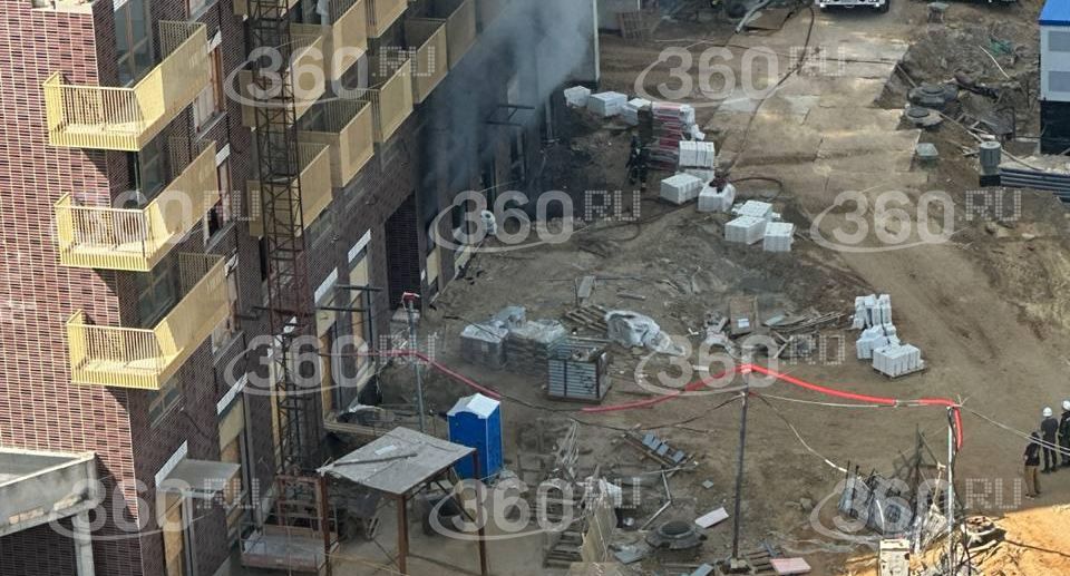 На видео попало спасение рабочего, отравившегося угарным газом при пожаре в московской многоэтажке