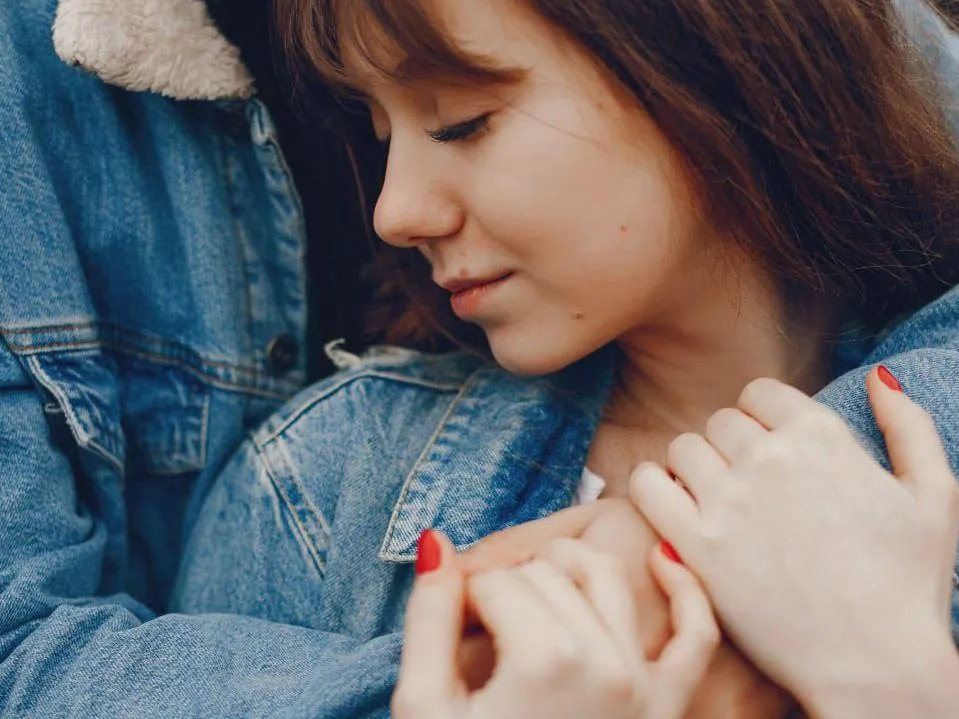 «Тонкая энергетика»: эзотерик рассказала, могут ли влюбленные чувствовать прикосновения на расстоянии