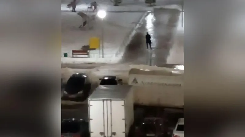 Когда гололед в радость: в Видном местный житель прокатился на коньках прямо по замерзшим дорожкам