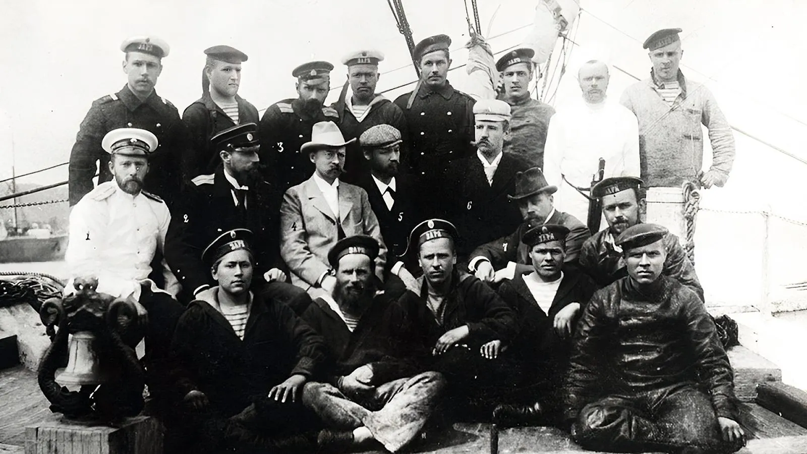 Колчак (в верхнем ряду третий слева) во время русской полярной экспедиции 1900–1902 годов на шхуне «Заря»